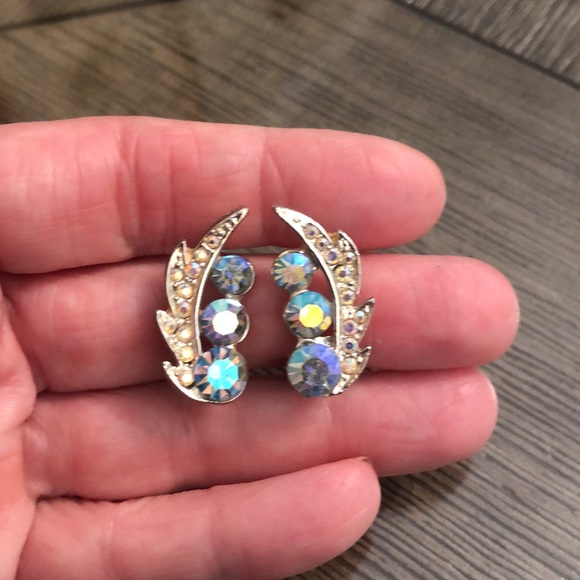 Vintage Leave Design Aurora Borealis Rhinestone Clip Earrings - Picture 8 of 12